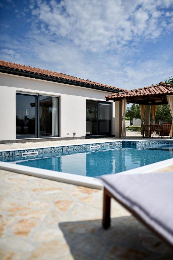 Wonderful Holiday House Bruno With Heated Pool Zadar Buitenkant foto